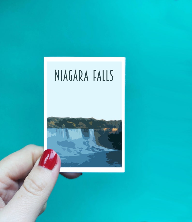 Może przedstawiać: Biała karta z nadrukowanym czarnym tekstem "NIAGARA FALLS". Karta przedstawia stylizowaną ilustrację wodospadu Niagara w niebiesko-zielonej kolorystyce.