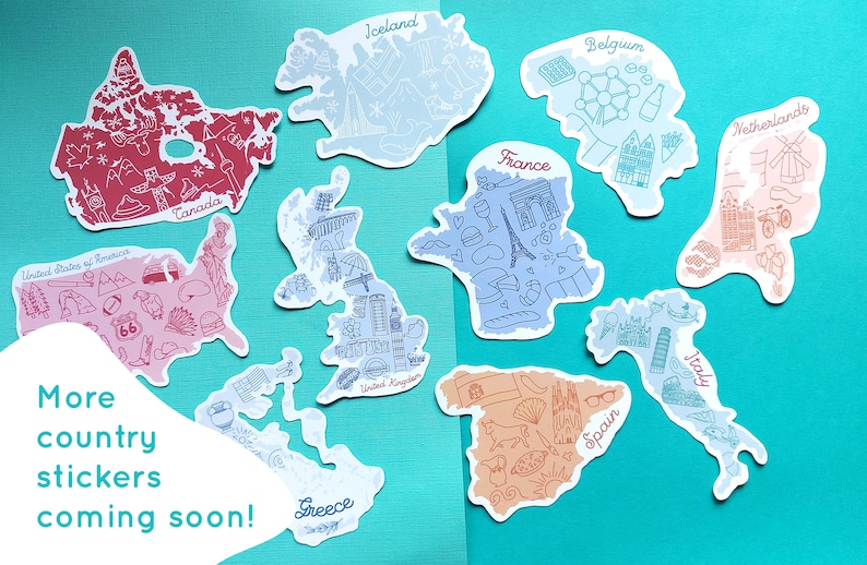 Peut inclure: Une collection d'autocollants sur le th&egrave;me des pays, color&eacute;s, repr&eacute;sentant des contours de diff&eacute;rents pays avec des monuments et des symboles embl&eacute;matiques. Les autocollants sont dispos&eacute;s sur un fond turquoise. Le texte "Plus d'autocollants de pays &agrave; venir !" est &eacute;crit en blanc sur un fond blanc incurv&eacute;.