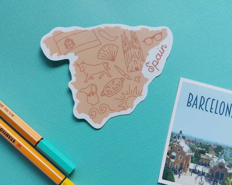 Peut inclure: Une silhouette brune de l'Espagne avec diverses illustrations, notamment un taureau, un b&acirc;timent, un &eacute;ventail et le mot "Espagne".
