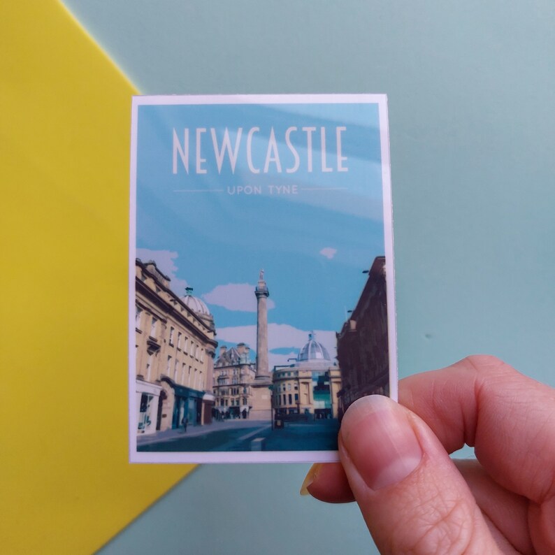 Op de afbeelding: Een ansichtkaart in vintage stijl met een stadsbeeld van Newcastle upon Tyne, Engeland. De ansichtkaart toont een uitzicht op het Grey's Monument en de omliggende gebouwen.