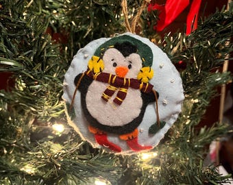 Adorno navideño de pingüino de fieltro hecho a mano: decoración navideña bordada