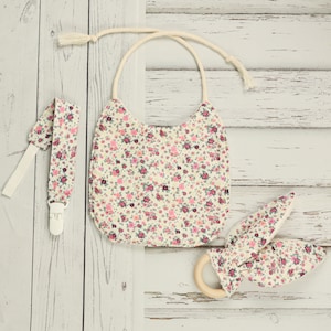 Pack accesorios bebé flores rosa - Babero + Sonajero + Pinza chupete