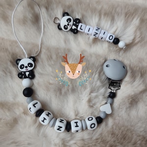 Peut inclure: Un attache-tétine et un anneau de dentition assortis pour bébé, avec des motifs de panda. L'attache-tétine a un clip gris, une perle en forme de cœur et des perles épelant un nom. Le teether a un panda et des perles épelant un nom.
