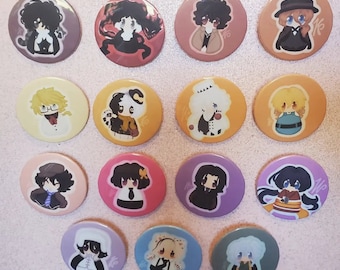 Może przedstawiać: Kolekcja czternastu okrągłych przypinek z ilustracjami postaci w stylu anime. Przypinki przedstawiają różne postacie w różnych kolorach, w tym różowym, fioletowym, żółtym i brązowym. Każda przypinka ma unikalny design.