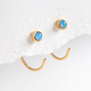 Opal oorbellen, Opal open Huggie Hoops, blauwe opaal oorbellen, doortrek oorbellen, minimalistische sieraden, geboortesteen oktober, cadeau voor haar