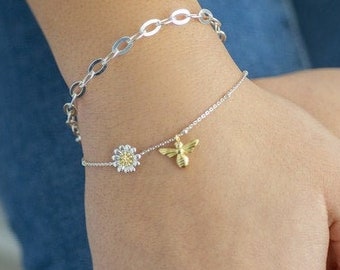 Daisy Bracelet, Gold Bee Bracelet, 925 Sterling Silver Bracelet, April Birth flower, Insect Bracelet