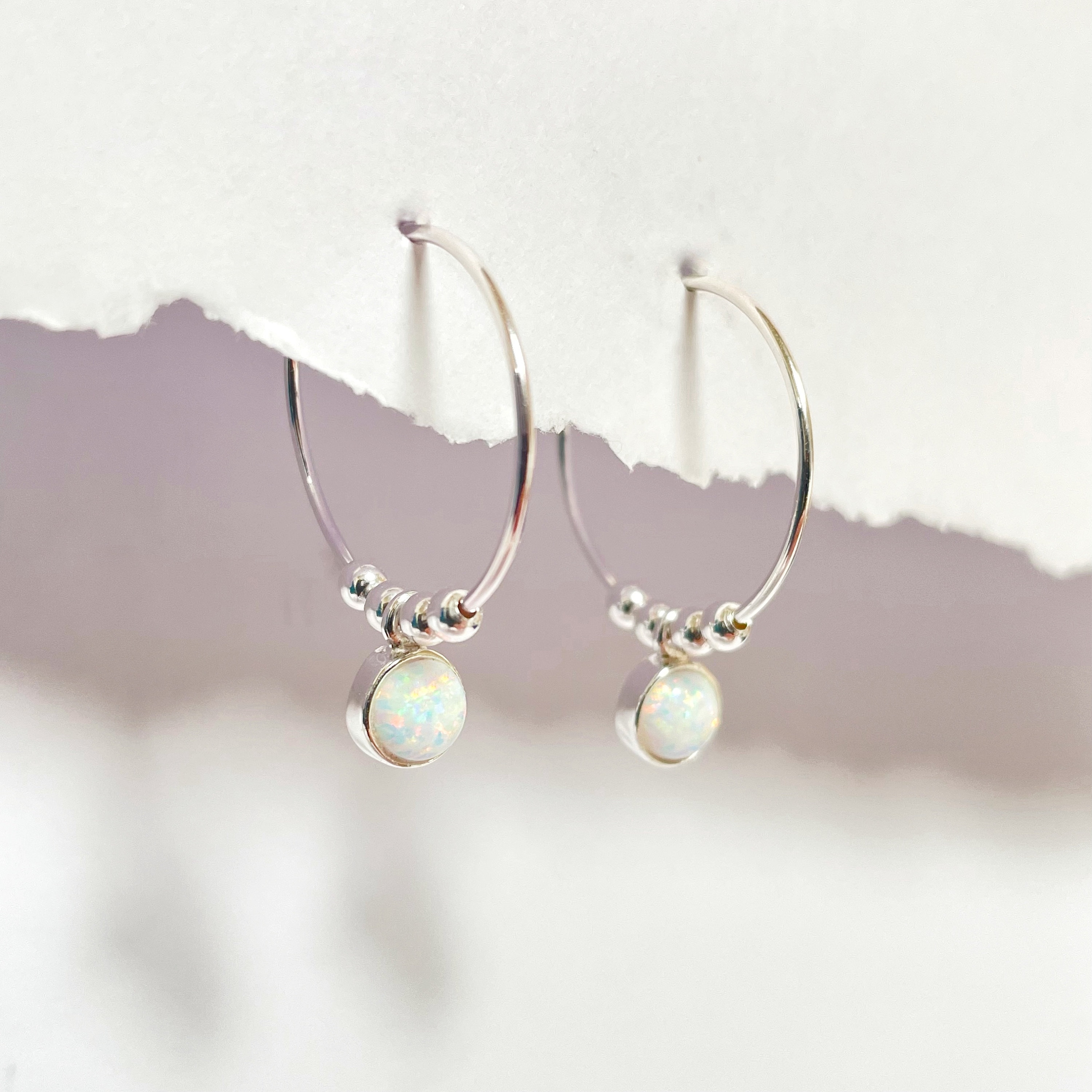 Set regalo di orecchini pendenti in opale di fuoco iridescente