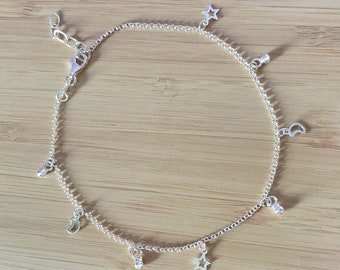 Fotlänk i sterlingsilver med måne och stjärnor: Himmelskt fotledsarmband