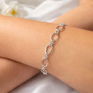 Pulsera de eslabones ovalados de plata de ley: Pulsera delicada para combinar con otras pulseras.
