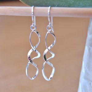Sterlingzilveren dubbele spiraaldruppeloorbellen: delicate helixhangers