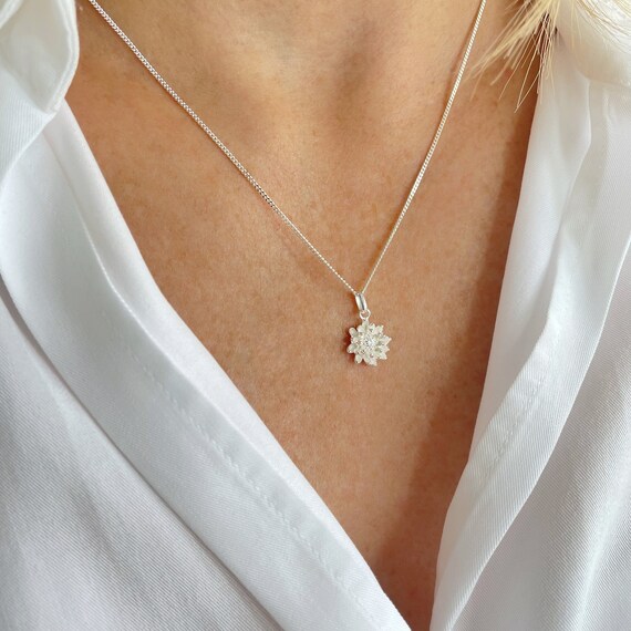 Chrysanthemum necklace deals