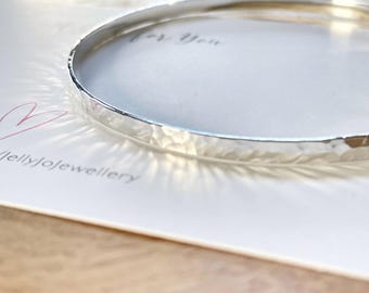 Gehamerde sterlingzilveren armband: lichtgewicht massief zilveren manchet (64 mm)