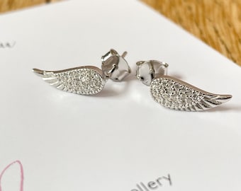 Delicados pendientes de plata de ley con alas de ángel y circonita cúbica