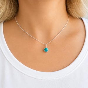 Halsband i sterlingsilver med turkosmotiv och hänge - decembers födelsesten