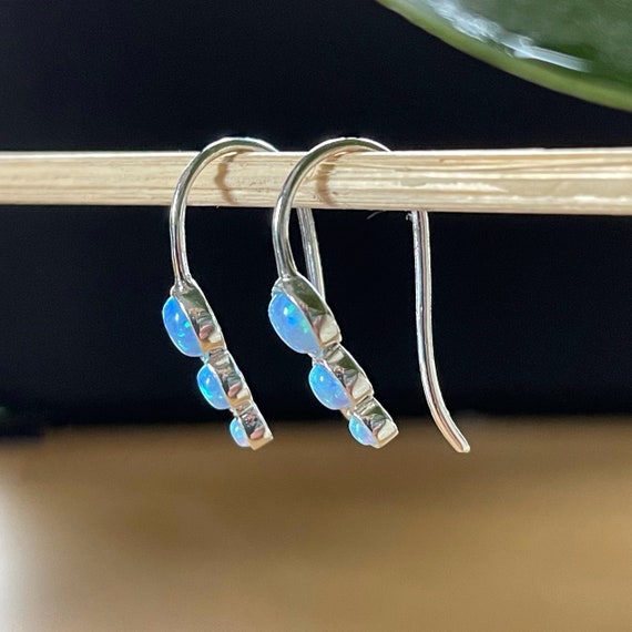 Piccoli orecchini a bottone in opale australiano in argento sterling 925, delicati gioielli in vero opale, regalo minimalista con pietra portafortuna di ottobre per lei - Italia