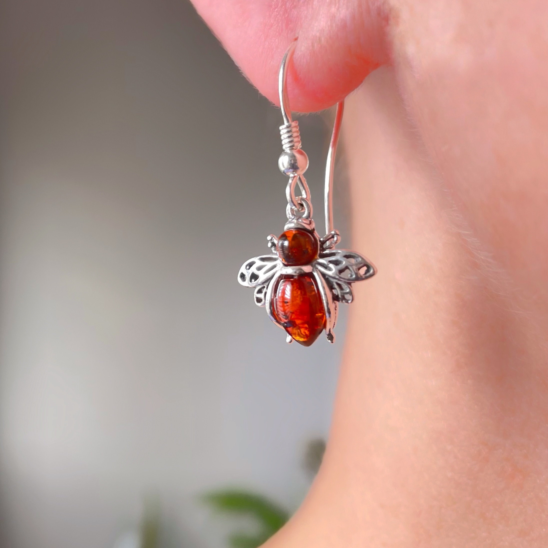 Boucles D'oreilles Boucles Abeille Rouge NEIMAN MARCUS - Taille M (2,5 Pouces) - Neuf Avec étiquettes