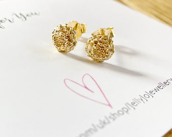 Pendientes de botón de caléndula dorada: Flor de nacimiento de octubre en plata de ley