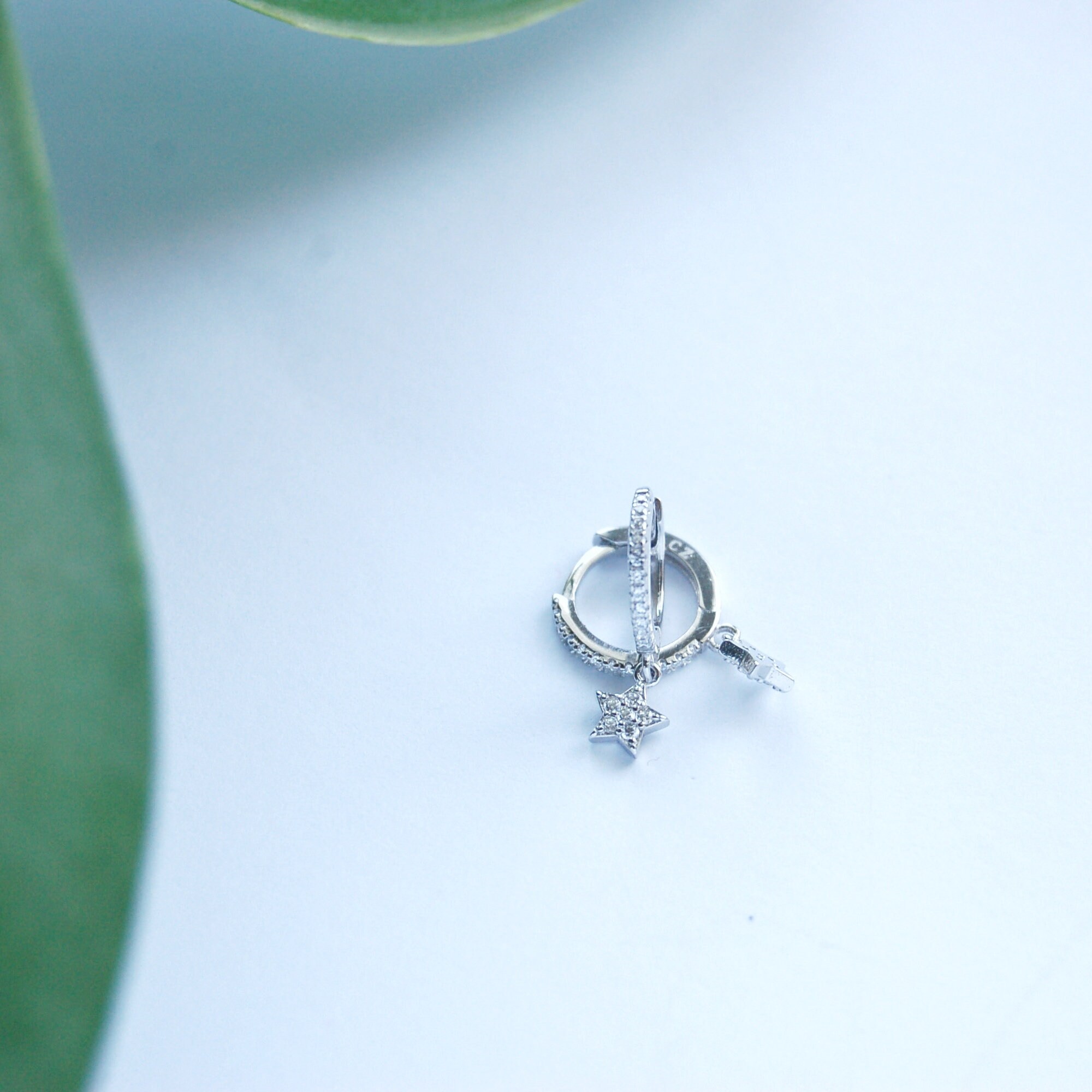 Orecchini Huggie Cerchio Argento Sterling con Stella Polare 21x11mm