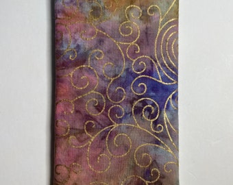 Pastell Regenbogen Batik mit Gold Scroll Brillenetui