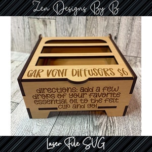Könnte beinhalten: Eine Holzkiste mit drei Fächern für Autolüfter-Diffusoren. Die Kiste ist mit "GAR VENT DIFFUSERS $6" beschriftet und enthält Anweisungen: "directions: add a few drops of your favorite essential oil to the felt cup and go!"