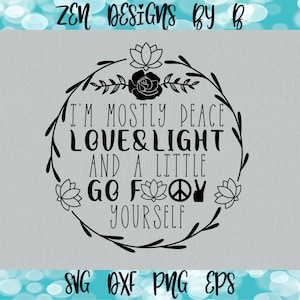 Op de afbeelding: Zwart-wit grafisch ontwerp met een krans van bloemen en de tekst "I'm mostly peace love & light and a little go fody yourself".