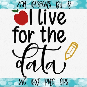 Op de afbeelding: Zwart-witte tekstafbeelding met de tekst "I live for the data" met een rode appel en een gouden potlood. De tekst is in handschrift.