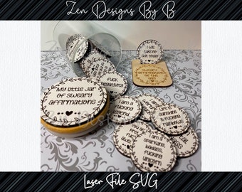 Pode incluir: Um frasco branco com um design preto e branco que diz "My little jar of sweary affirmations". O frasco está cheio de pequenos círculos brancos com texto preto. O texto nos círculos inclui frases como "I am a fucking legend" e "Life is sunshine & fucking rainbows".