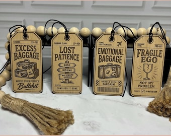 Set di SVG divertenti per etichette da bagaglio incise al laser / Etichette sarcastiche / Ciondoli emozionali per borse o bottiglie di vino / Disegni vintage per incisione laser con umorismo per adulti