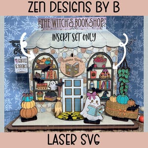 Könnte beinhalten: Ein lasergeschnittenes Holzdisplay mit dem Titel The Witch's Bookshop, das ein Einsatzset mit Bücherregalen, Kürbissen, Pilzen, einem Geist, einem Besen und einer Hängepflanze enthält. Der Text lautet Zen Designs By B, The Witch's Bookshop, Insert Set Only, Laser SVG.