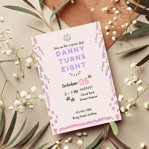 Puede incluir: Una invitación rosa claro con el texto "DANNY TURNS EIGHT" para un picnic el 5 de octubre. La invitación incluye la hora, el lugar y una solicitud para traer ropa limpia. El diseño presenta formas geométricas coloridas.
