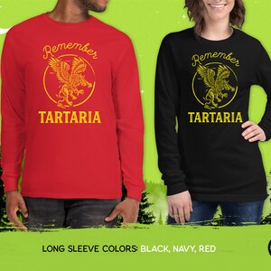 Peut inclure: Chemise &agrave; manches longues rouge, noire et bleu marine avec un motif dor&eacute; d'un griffon et le texte "Remember Tartaria".