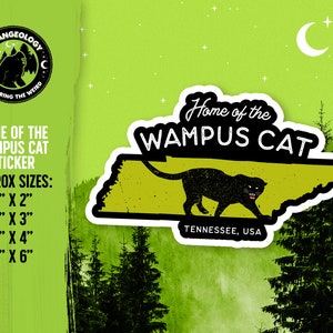 Può includere: Un adesivo giallo e nero con il contorno dello stato del Tennessee con il testo "Home of the Wampus Cat" e un'illustrazione di una pantera nera. L'adesivo include anche il testo "Tennessee, USA".