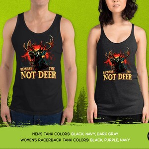 Pu&ograve; includere: Canotta nera con una grafica di un cervo ruggente con il testo "Beware the Not Deer".