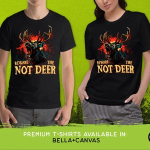 Pu&ograve; includere: Maglietta nera con una grafica di un cervo ruggente con il testo "Beware the Not Deer".