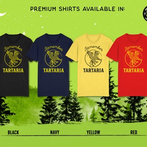 Peut inclure: Quatre t-shirts avec un motif de griffon et le texte "Remember Tartaria" dans un cercle. Les t-shirts sont disponibles en noir, marine, jaune et rouge.