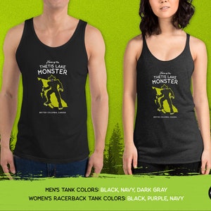 K&ouml;nnte beinhalten: Schwarzes Tanktop mit einer gelben Grafik eines Monsters auf einer Karte von British Columbia, Kanada. Der Text "Home of the Thetis Lake Monster" ist auf dem Shirt aufgedruckt.