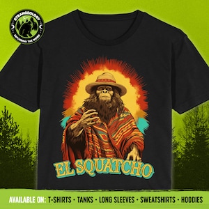 Peut inclure: Un t-shirt noir avec un motif représentant un Bigfoot portant un sombrero et un poncho coloré. Le texte "EL SQUATCHO" est imprimé sous le motif. Le t-shirt est disponible dans une variété de styles, y compris des t-shirts, des débardeurs, des manches longues, des sweat-shirts et des hoodies.