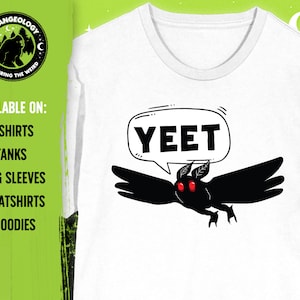 Può includere: Una maglietta bianca con un'immagine di una falena nera e la parola "YEET" in un fumetto. La falena ha gli occhi rossi. La maglietta è disponibile in una varietà di stili, tra cui t-shirt, canottiere, maniche lunghe, felpe e felpe con cappuccio.