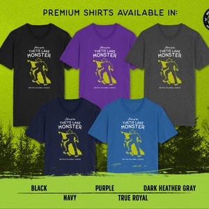 K&ouml;nnte beinhalten: Premium T-Shirts mit einem gr&uuml;nen Monster-Motiv und dem Text "Home of the Thetis Lake Monster" in Gelb. Die Shirts sind in Schwarz, Marine, Lila, Dunkelgrau meliert und K&ouml;nigsblau erh&auml;ltlich.