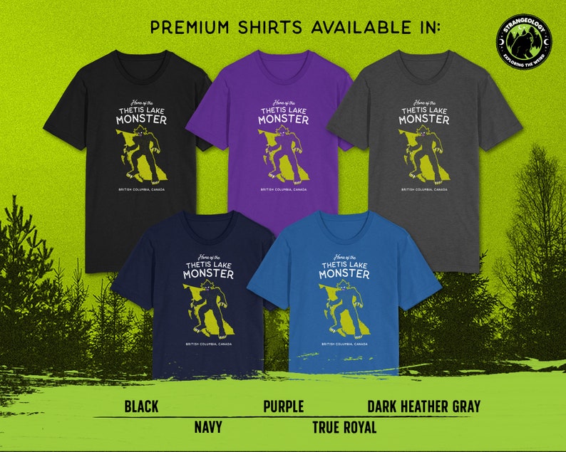 K&ouml;nnte beinhalten: Premium T-Shirts mit einem gr&uuml;nen Monster-Motiv und dem Text "Home of the Thetis Lake Monster" in Gelb. Die Shirts sind in Schwarz, Marine, Lila, Dunkelgrau meliert und K&ouml;nigsblau erh&auml;ltlich.