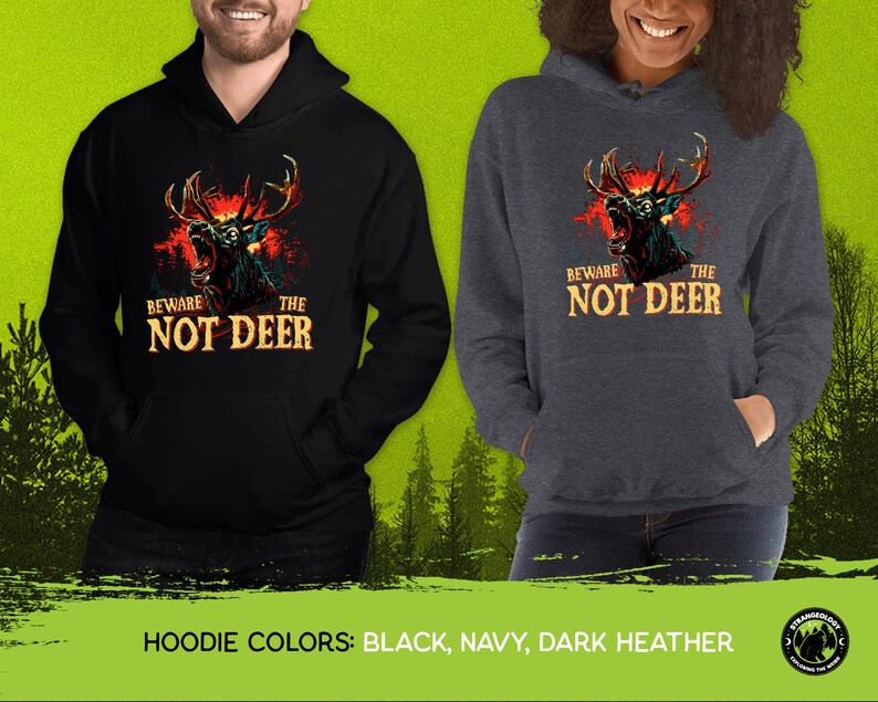 Pu&ograve; includere: Felpe con cappuccio nere, blu navy e grigio scuro con una grafica di un cervo con occhi rossi luminosi e il testo "Beware the Not Deer".