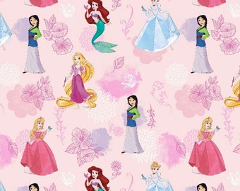 Può includere: Un tessuto rosa chiaro con un motivo ripetuto di principesse Disney, tra cui Ariel, Cenerentola e Mulan. Il design incorpora elementi floreali e accenti in stile acquerello, creando un'estetica stravagante e femminile.