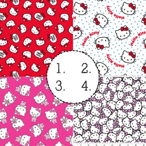 以下が含まれることがあります： ハローキティの繰り返しパターンが施された、異なる4種類の生地見本。最初の見本は、白いハローキティの顔が描かれた赤い生地。2番目の見本は、青い水玉模様と白いハローキティの顔が描かれた白い生地。3番目の見本は、白いハローキティの顔が描かれたピンクの生地。4番目の見本は、黒いハローキティの顔が描かれた白い生地です。