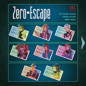 Puede incluir: Nueve charms de acrílico con personajes de la serie de videojuegos Zero Escape. Cada charm tiene un diámetro de 6,35 cm y presenta un fondo de acrílico arcoíris con resina epoxi brillante. Los personajes están representados en un estilo anime colorido.