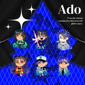 Könnte beinhalten: Sechs 5 cm große Acryl-Anhänger mit Anime-Charakteren. Die Charaktere sind ein Mädchen mit blauen Haaren und einer Pistole, ein Mädchen mit blauen Haaren und einer Krone, ein Mädchen mit blauen Haaren und einem Baseballschläger, ein Mädchen mit blauen Haaren und einem Mikrofon, ein Mädchen mit blauen Haaren und einem Mikrofon und ein Mädchen mit blauen Haaren und einem Mikrofon. Die Anhänger sind aus durchsichtigem, farbigem Acryl mit Glitzer-Epoxidharz.