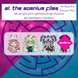 Könnte beinhalten: Das Bild zeigt farbenfrohe Acryl-Pins und Standees aus "AI: The Somnium Files". Der Text enthält "No Sleep For Kaname Date" und "spoilers!". Der Hintergrund ist rosa, blau und weiß.