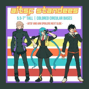 Könnte beinhalten: Drei Anime-Charakter-Ständer, die jeweils auf einem farbigen runden Sockel stehen. Die Ständer sind 14 bis 18 cm groß. Die Ständer sind in verschiedenen Outfits gekleidet, darunter ein schwarzer Mantel mit violetten Akzenten, eine schwarze Jacke mit einer gelben Weste und ein schwarzer Anzug mit einem roten Pullover.