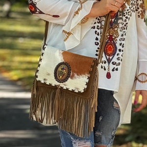 Bolso bandolera bohemio de piel de vaca con flecos y medallón de mosaico
