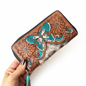 Cartera de piel con relieve de mariposa turquesa, detalles pintados a mano y borla turquesa