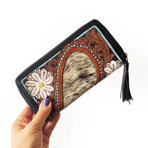 Cartera de piel con diseño floral y de corazones, detalle de piel de vacuno y cremallera